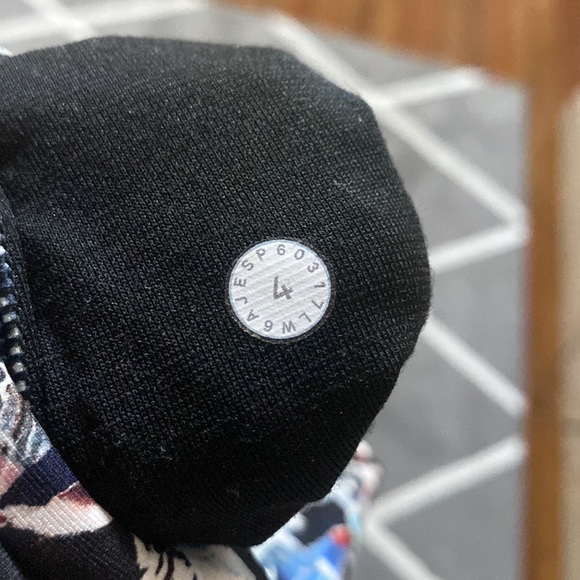 Lululemon size 4 perfect new condition with no tags leggings. - Picture 9 of 9